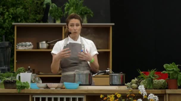 Female speaker talks about cooking on spring festival of food RHS Malvern Hills. — Stock Video