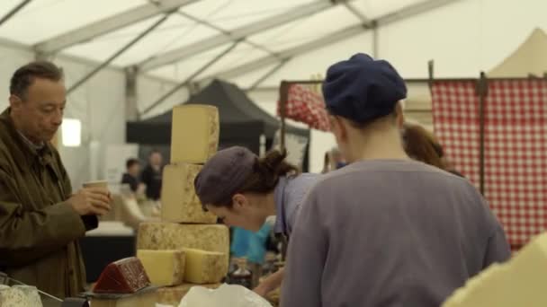 Lidé jedí sýr na jarním festivalu jídla RHS Malvern Hills. — Stock video