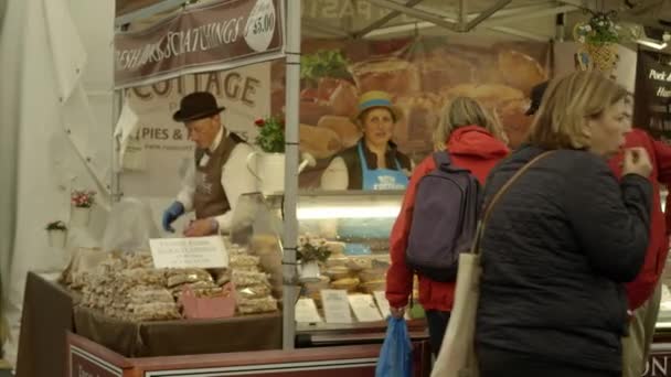 Pessoas perto de vitrine, exposição, show com pão no festival de primavera de comida RHS Malvern Hills. — Vídeo de Stock