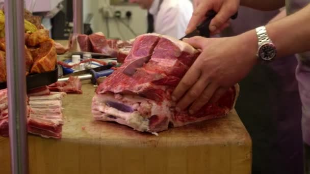 Mãos de homens cortam carne no festival de primavera de comida RHS Malvern Hills. — Vídeo de Stock