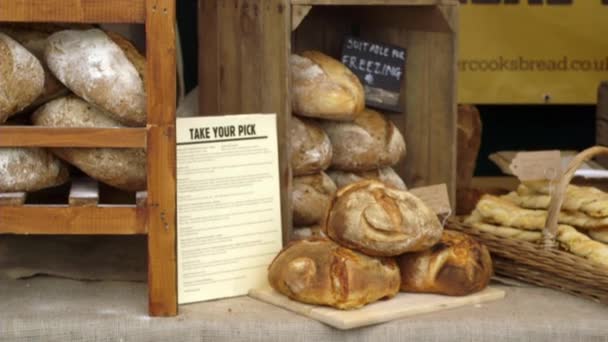 Pão, pão, pedaço de pão, sanduíche na primavera festival de comida RHS Malvern Hills. — Vídeo de Stock