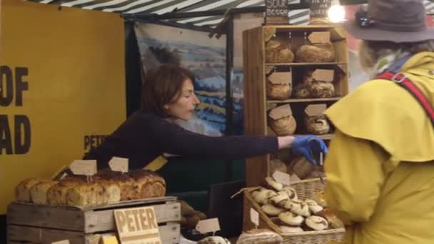 Bread on spring festival of food RHS Malvern Hills. — Stock Video