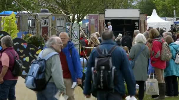 Gente en el festival de primavera RHS Malvern Hills. — Vídeos de Stock