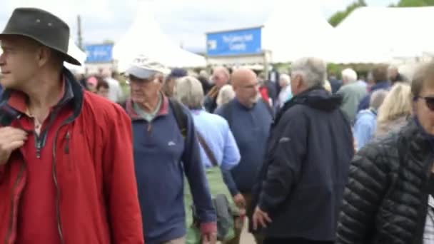 Multidão de pessoas no projeto da paisagem no festival de primavera RHS Malvern Hills. — Vídeo de Stock