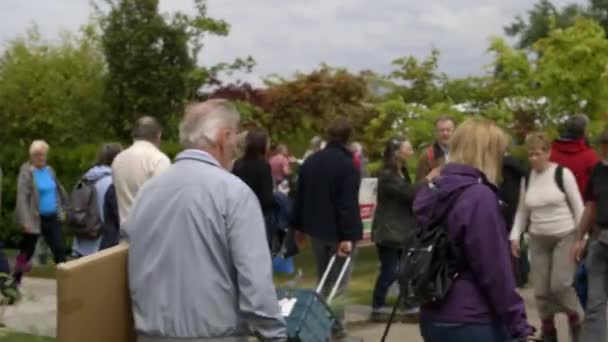 Crowd af mennesker på udstilling for elskere af havearbejde, landskab design RHS Malvern Hills. – Stock-video