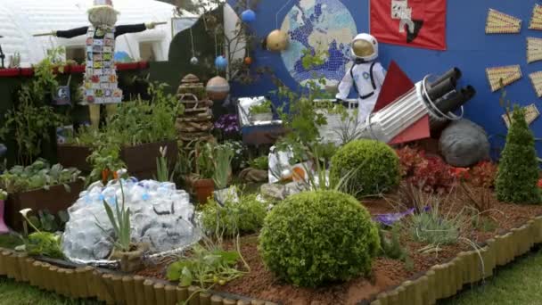 Kosmonaut en tuin Vogelverschrikker als decoratieve elementen in landschapsontwerp. — Stockvideo