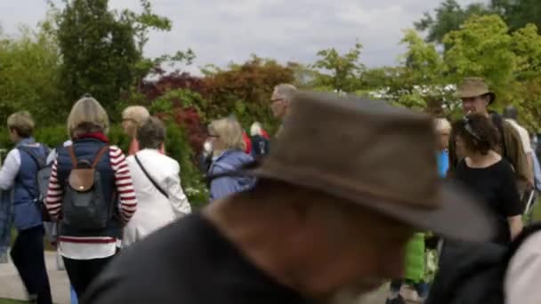 Foule de personnes à RHS Malvern Hills. — Video