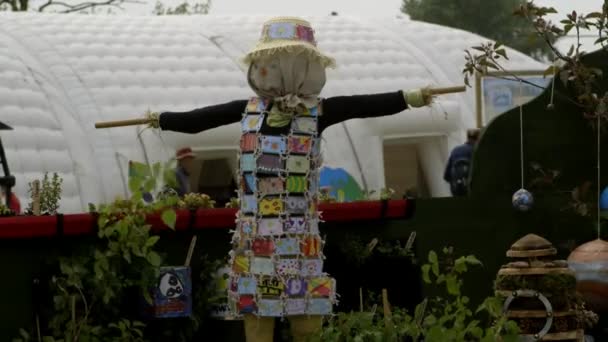 Zahradní strašák jako dekorativní prvky v krajinném designu na jarním festivalu RHS Malvern Hills. — Stock video