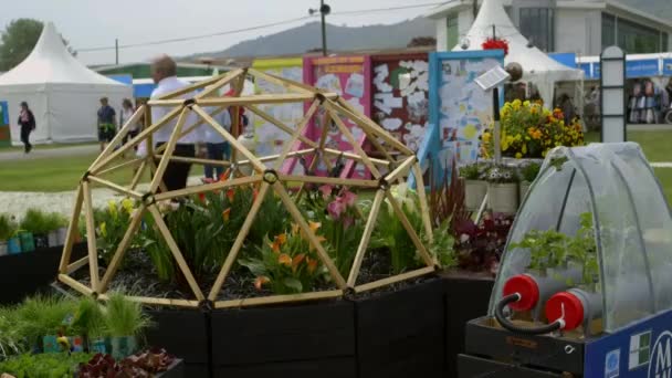 Elementos decorativos em design de paisagem no festival de primavera de comida RHS Malvern Hills. — Vídeo de Stock