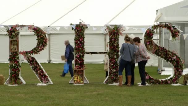 Письма из цветов на весеннем фестивале RHS Malvern Hills. — стоковое видео