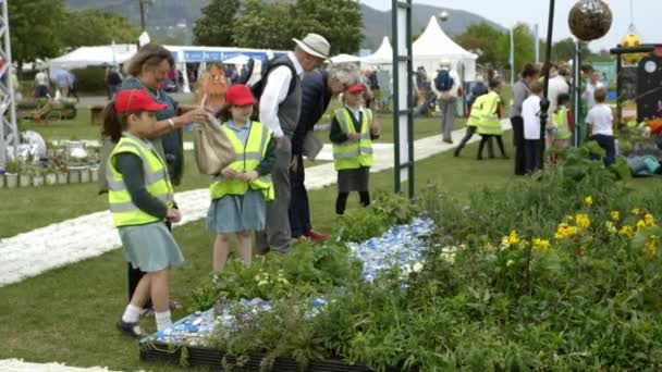 Bahar festivalindeki insanlar, çiçek, manzara tasarımı, yiyecek RHS Malvern Hills. — Stok video