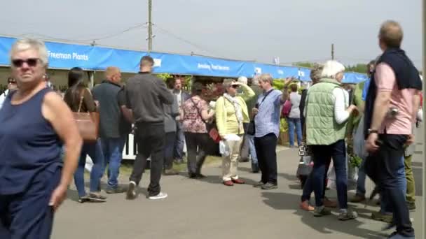 Menschen auf internationalem Festival RHS Malvern Hills. — Stockvideo