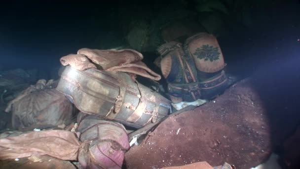 Personlige ting af døde mennesker på undersøiske skibbrud Salem Express. – Stock-video
