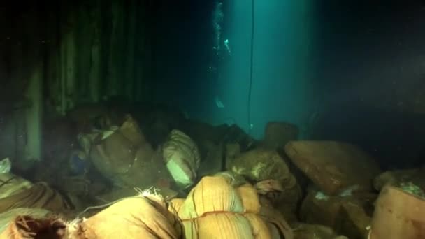 Persoonlijke dingen van dode mensen op onderwater schipbreuk Salem Express. — Stockvideo