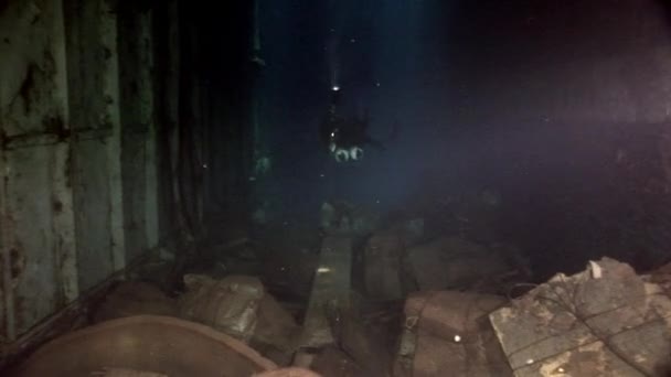 Cose personali di persone morte sul naufragio sottomarino Salem Express. — Video Stock