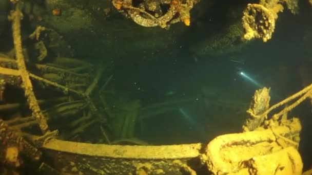 Rusty metalen vat op wrak onder water in Truk Lagoon op Chuuk Eilanden. — Stockvideo