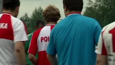 Futbolcular şirket etkinlikleri sırasında oyun oynarlar.