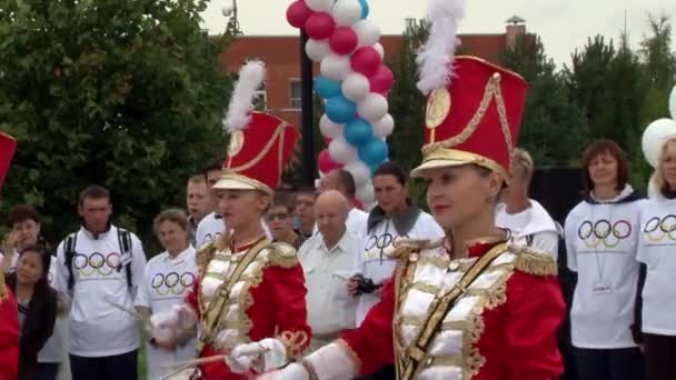 Ensemble batteristi ragazze moscoviti sul festival internazionale dello sport. — Video Stock