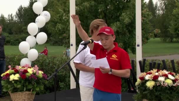 Menschenmenge bei internationalem Mannschaftssieg und Sportfest. — Stockvideo