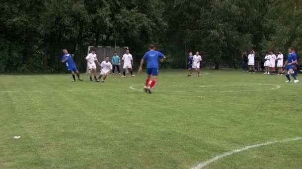 アジアとヨーロッパのサッカー選手は、企業イベント中にゲームを作る. — ストック動画