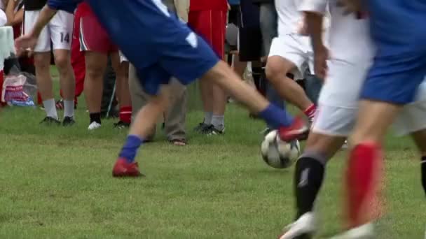Fotbollsspelare gör spel under företagsevenemang. — Stockvideo