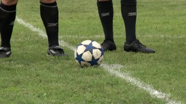 Voetballers maken spel tijdens bedrijfsevenementen. — Stockvideo