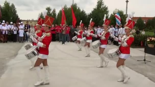 Ensemble girls drummers Muscovites on international sports festival. — Stock Video