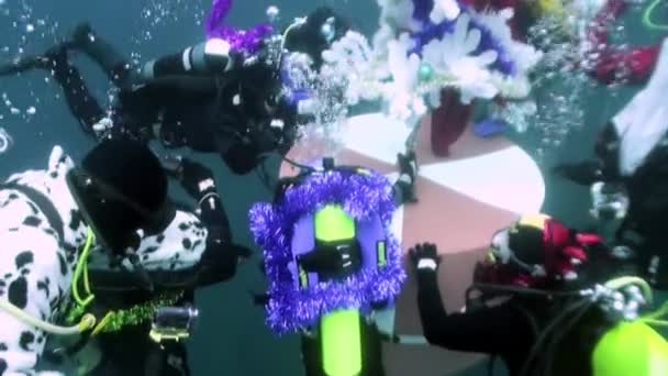 Vacaciones y buceo en Año Nuevo cerca del árbol de Navidad bajo el agua. — Vídeos de Stock