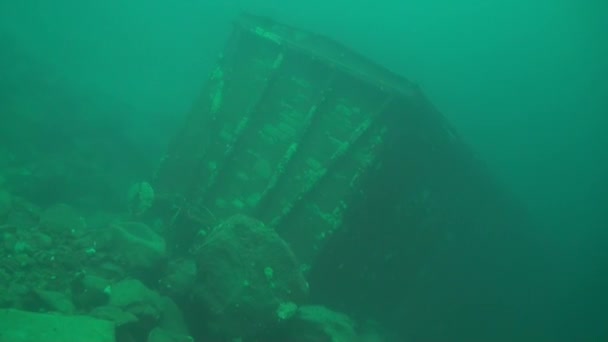 Onderwater landschap van helder transparant ijs onder koud water van het Baikalmeer. — Stockvideo