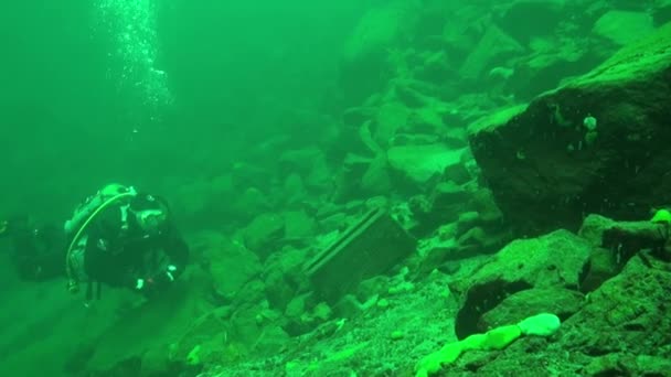 Paisaje submarino de hielo transparente transparente bajo el agua fría del lago Baikal. — Vídeo de stock