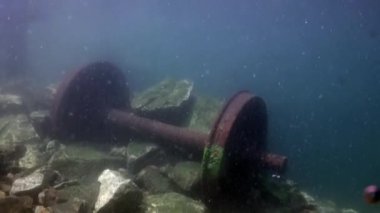 Baykal Gölü 'nün soğuk sularının altında şeffaf buzdan oluşan sualtı manzarası.