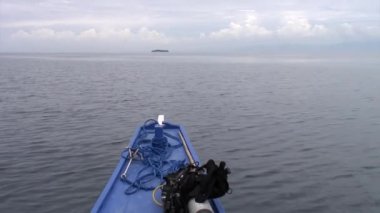 Filipinler 'de insanlar Filipinler' de bambu kanatlarla filipin teknesine biniyorlar..
