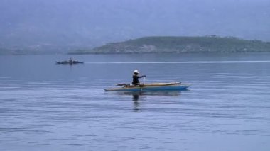 Balıkçılar, Filipinler Cumhuriyeti 'nde Güney Çin Denizi' nde balık yakalıyorlar..