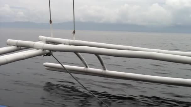 Бамбуковые крылья филиппинской лодки в море на островах Филиппин. — стоковое видео