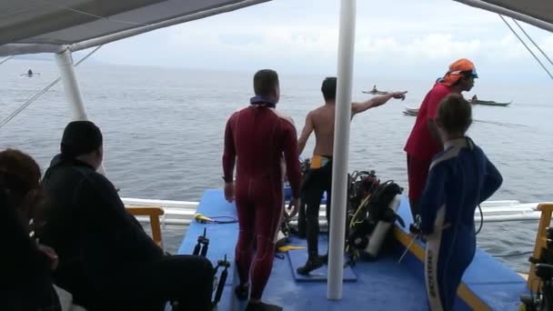 대나무 날개를 단 필립 보트를 타고 바다에서 다이빙 할 준비를 하고 있는 잠수부들. — 비디오