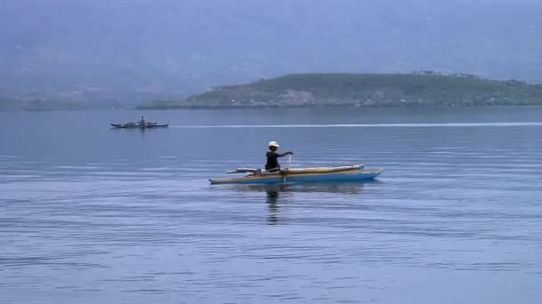 Pescador captura de peces en el agua del Mar del Sur de China en la República de Filipinas. — Vídeo de stock