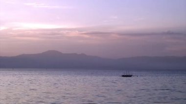 Filipinler Cumhuriyeti adalarında açık mor gün batımı.