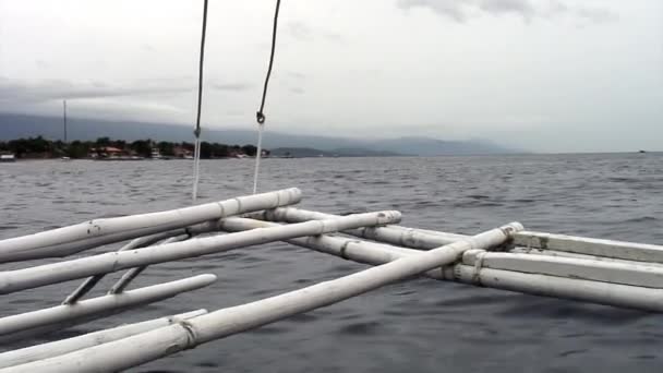 Bambusowe skrzydła poruszającej się łodzi philippine w morzu na wyspach Filipin. — Wideo stockowe