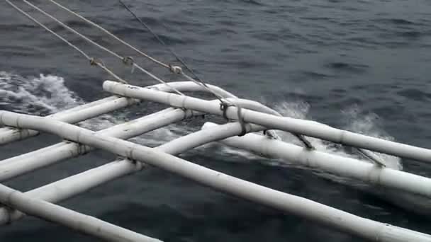 Bambusflügel eines philippinischen Bootes im Meer auf Inseln der Philippinen. — Stockvideo