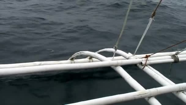 Alas de bambú de barco filipino en el mar en las islas de la República de Filipinas. — Vídeos de Stock
