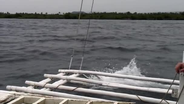 フィリピン共和国の島々の海でのフィリピンボートの竹の翼. — ストック動画