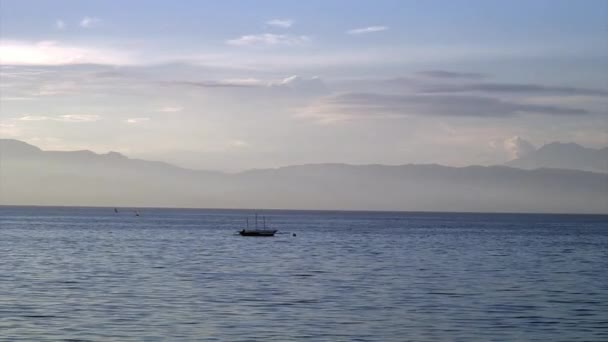 Filipinler Cumhuriyeti adalarında açık mor gün batımı. — Stok video