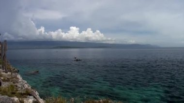 Filipinler Cumhuriyeti 'nde Güney Çin Denizi' nde balıkçılar balık yakalıyor.