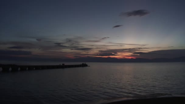 Pôr-do-sol vermelho escarlate sobre o mar em ilhas da República das Filipinas. — Vídeo de Stock