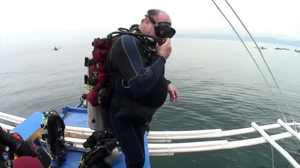 Potápěči se ponoří do vody z filipínské lodi s bambusovými křídly. — Stock video