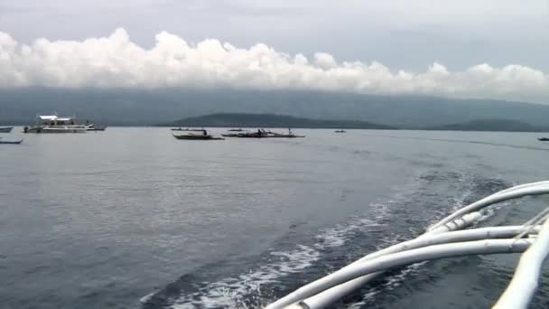 Бамбуковые крылья филиппинской лодки в море на островах Филиппин. — стоковое видео