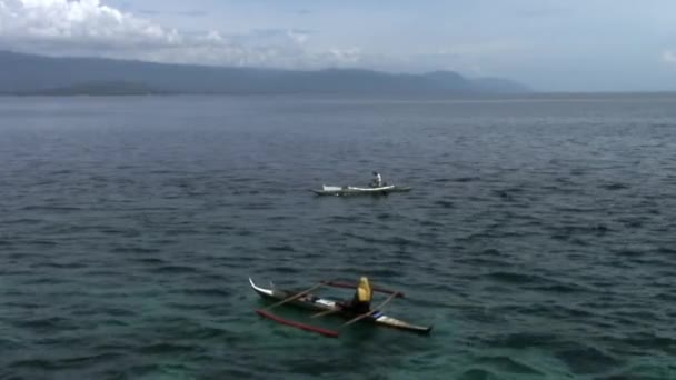 Рибалки ловлять рибу у воді Південно - Китайського моря (Філіппіни).. — стокове відео