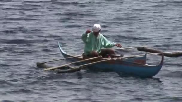 Fischer fangen Fische im Wasser des Südchinesischen Meeres in der Republik Philippinen. — Stockvideo