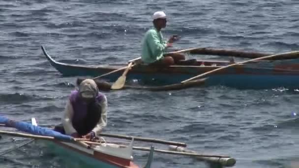 Fiskare fångar fisk i vatten i Sydkinesiska havet i Republiken Filippinerna. — Stockvideo