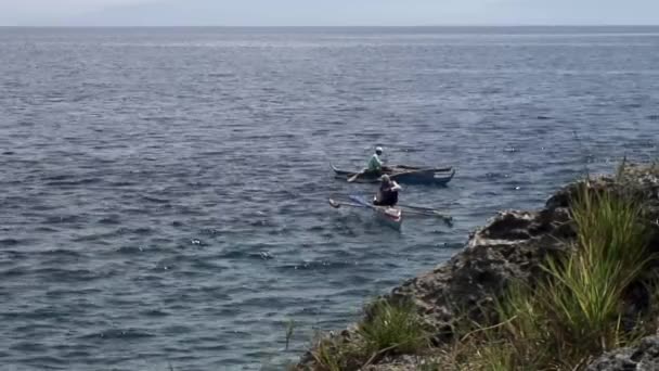 Pêcheurs pêchent dans l'eau de la mer de Chine méridionale en République des Philippines. — Video